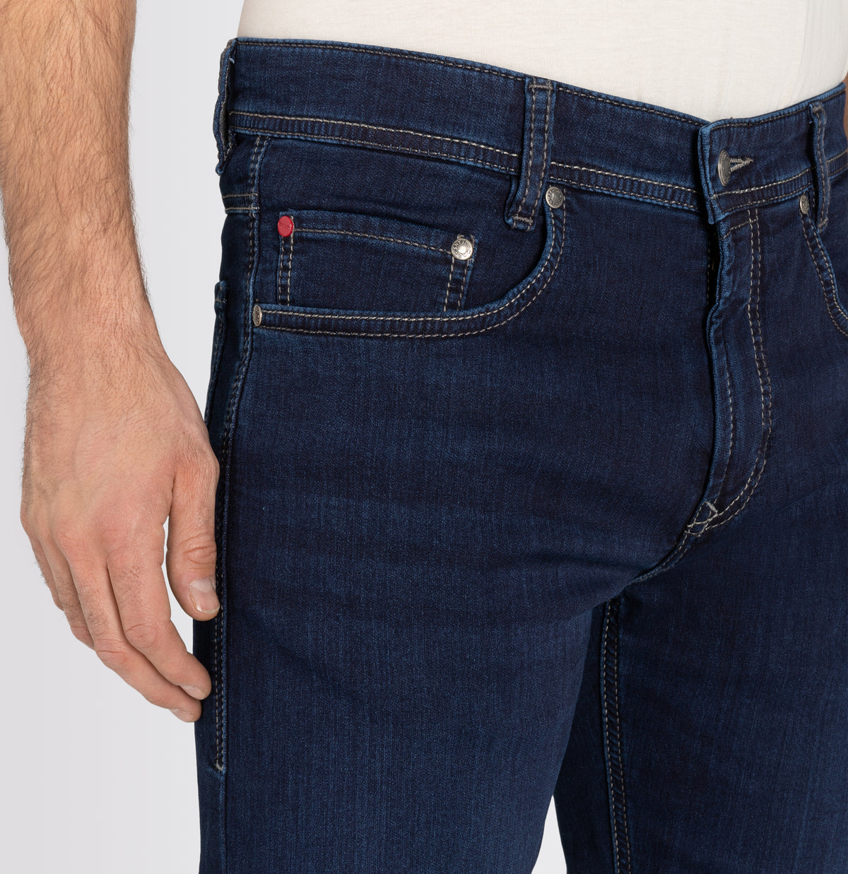 Modern fit made from soft sweat denim. | Jog'n Jeans by MAC | dark blue authentic used | Side view of model