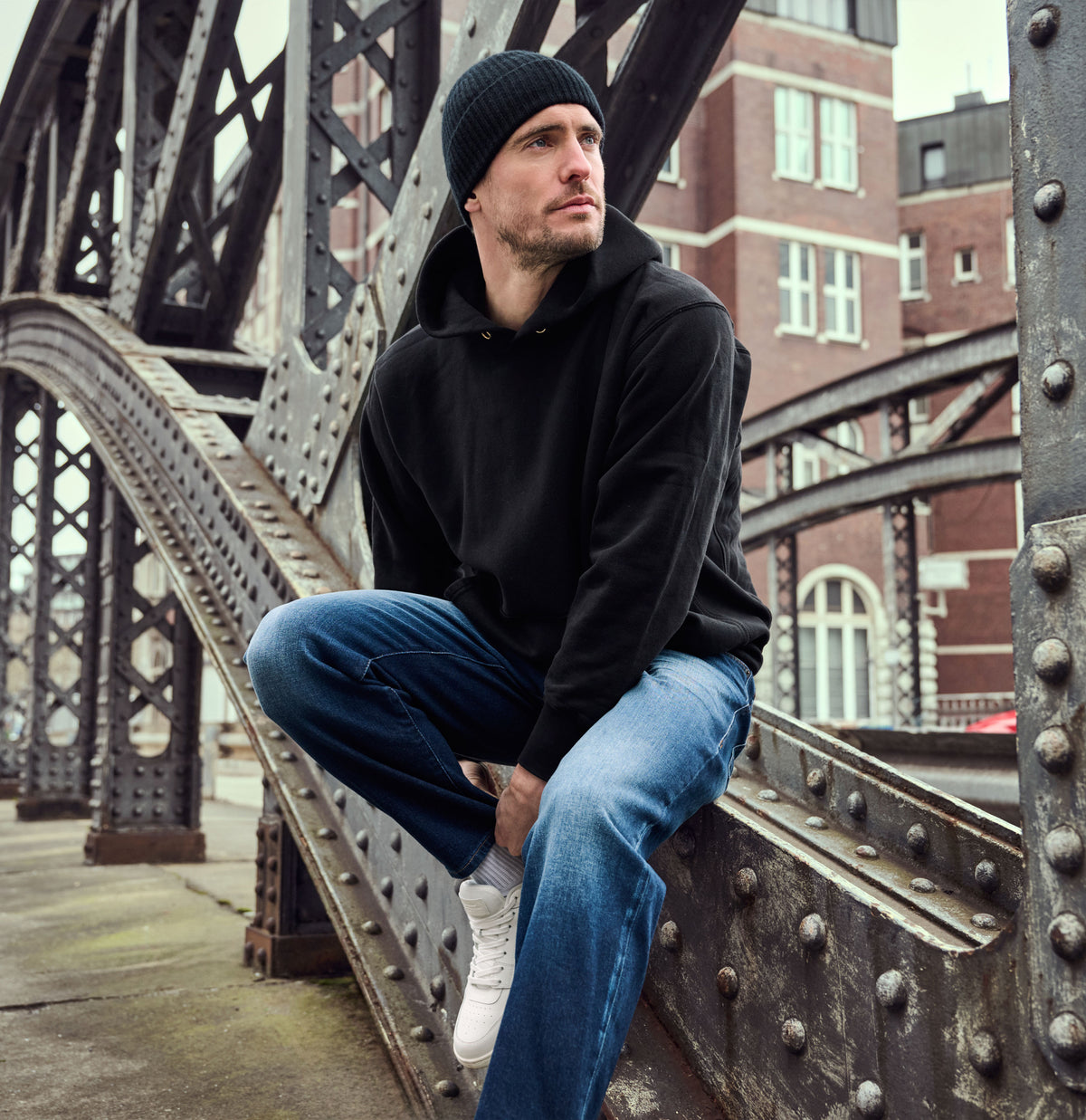 Tapered fit made from New Vintage Denim. | Dan | pure indigo authentic used | Campaign image 3