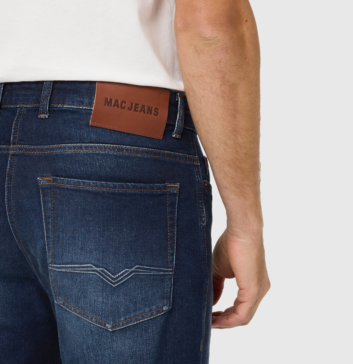 Tapered fit made from New Vintage Denim. | Dan | dark blue 3D wash | Detailed view 2 of model