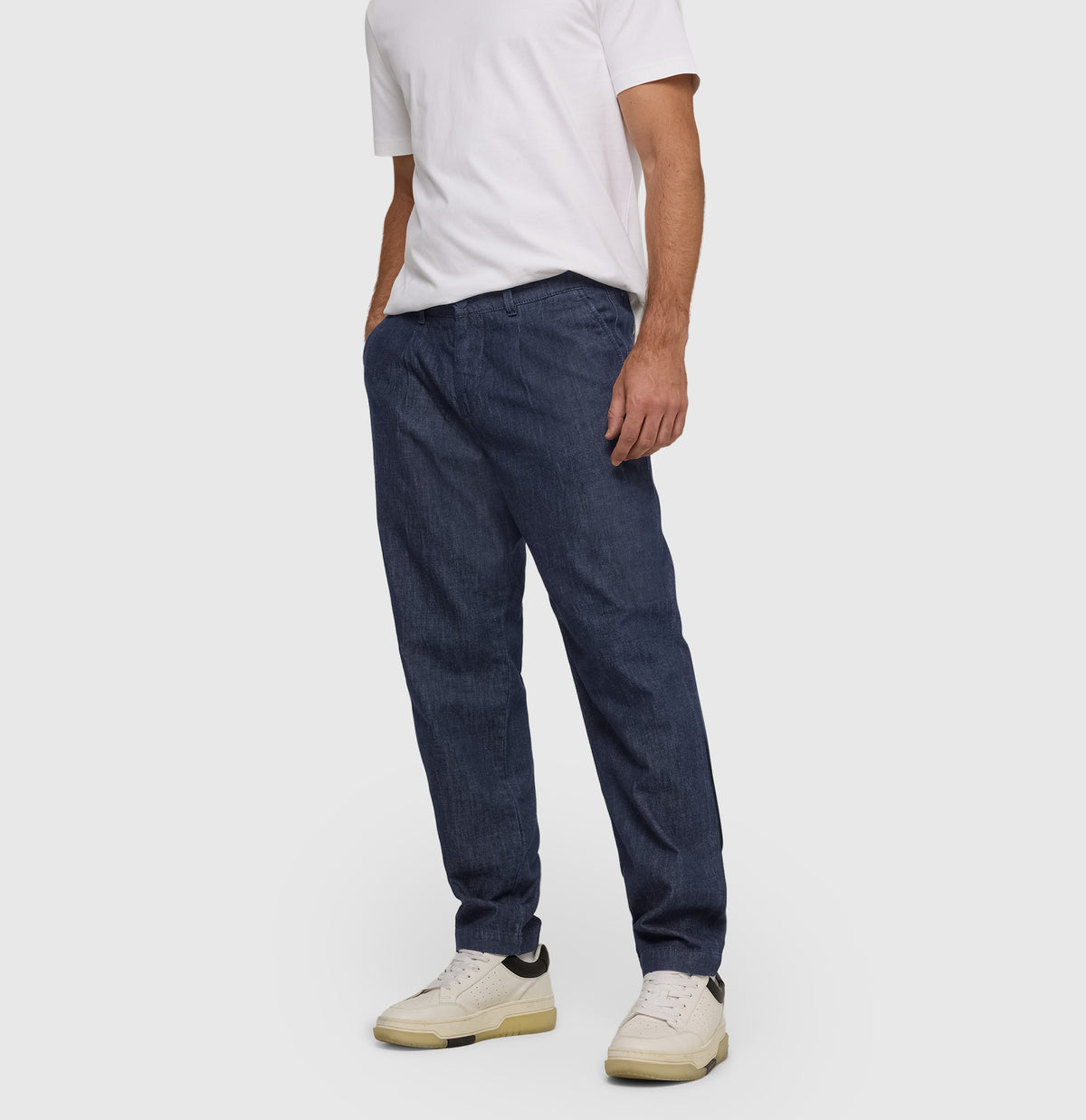 Chino made of light nettle denim. | Dean Pleat | dark rinsewash | Front view of model