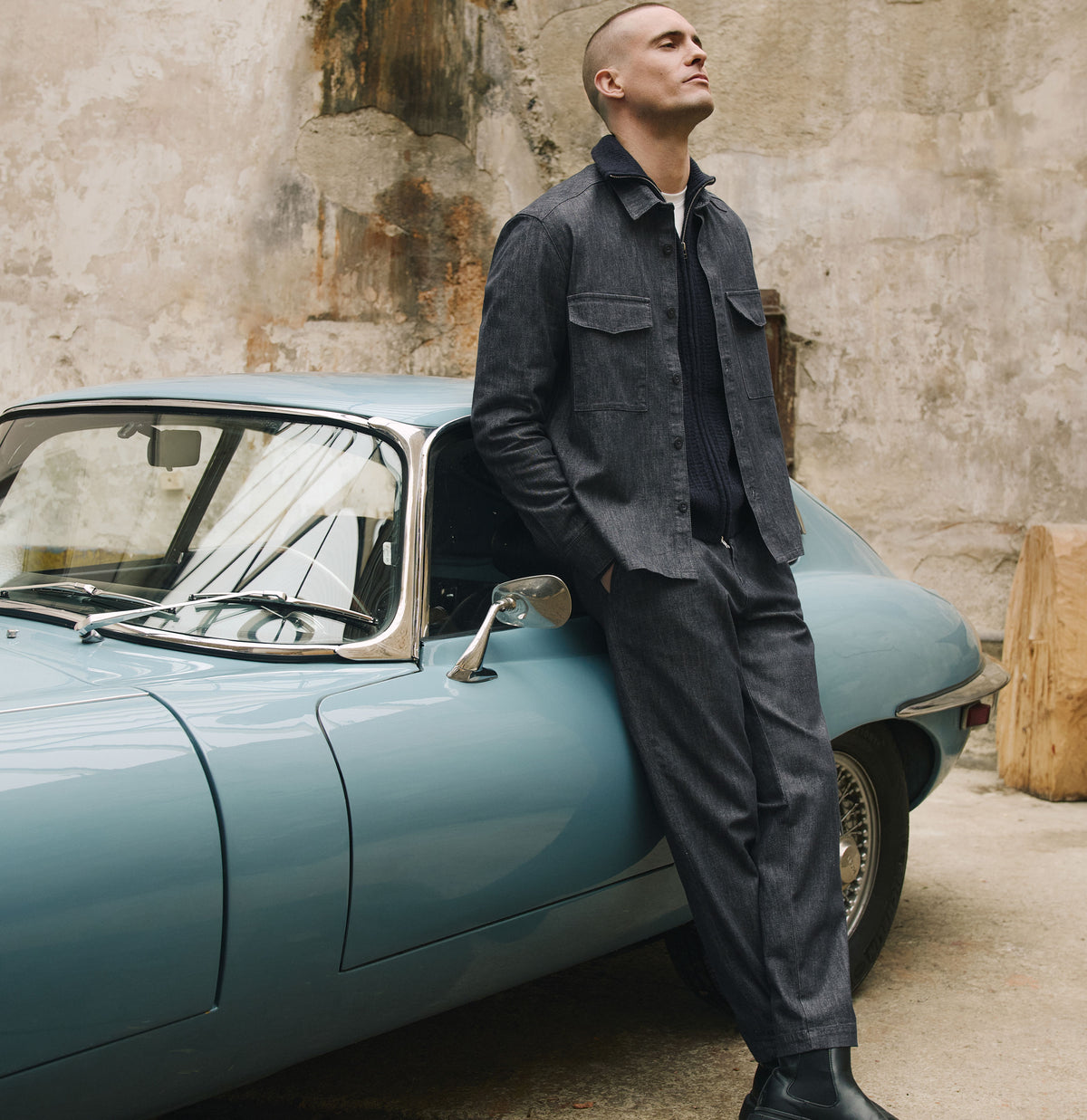 Tapered fit made from wool denim with cashmere content. | Dean Pleat | rinsed deep blue | Full-body of model