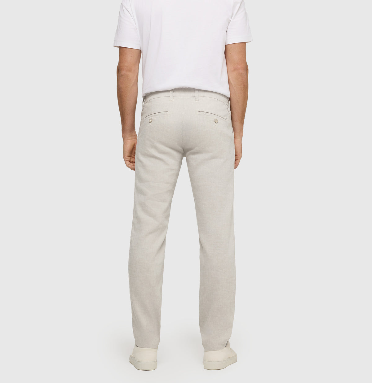 Chino in a flowing linen-viscose blend. | Lennox Sport | kitt | Back view of model