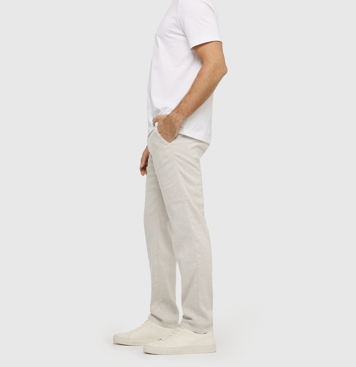 Chino in a flowing linen-viscose blend. | Lennox Sport | kitt | Side view of model