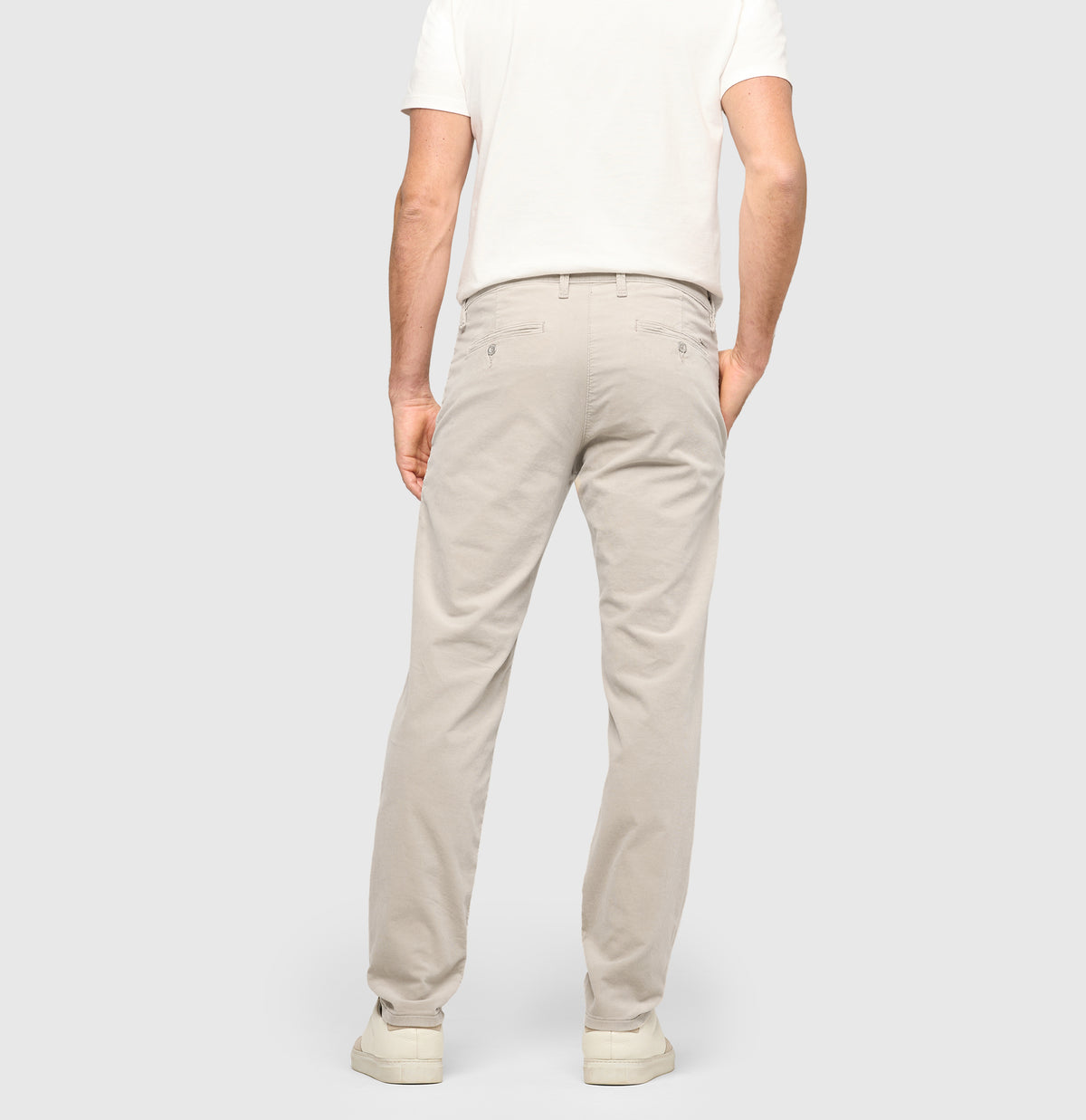 Driver chinos made of soft, fine corduroy. | Driver Pants | kitt | Back view of model
