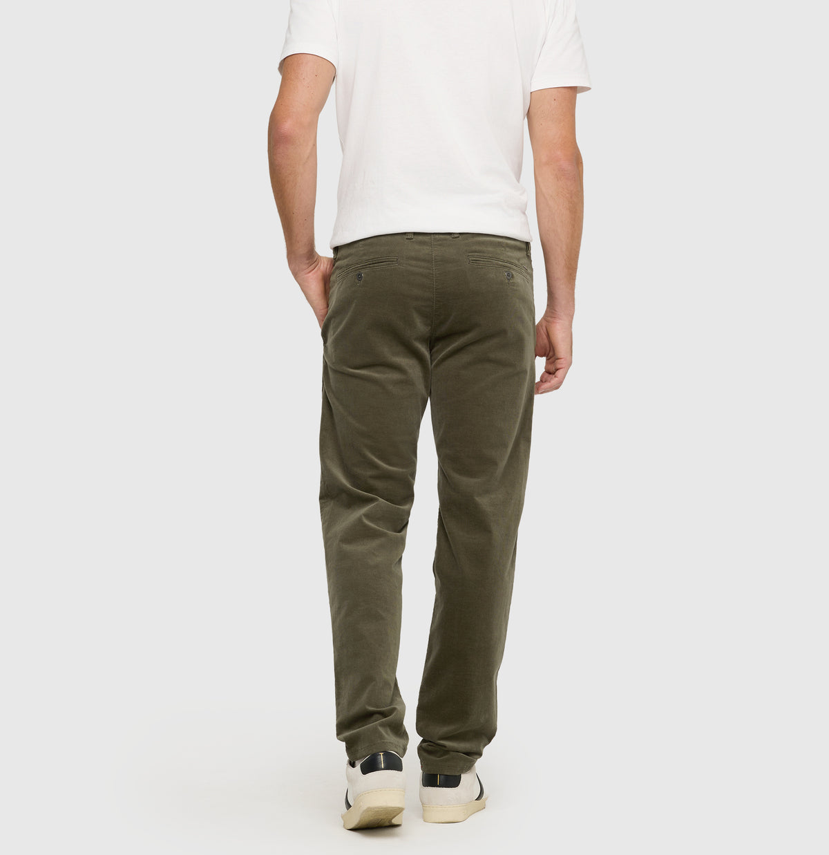 Driver chinos made of soft, fine corduroy. | Driver Pants | leaf green | Back view of model