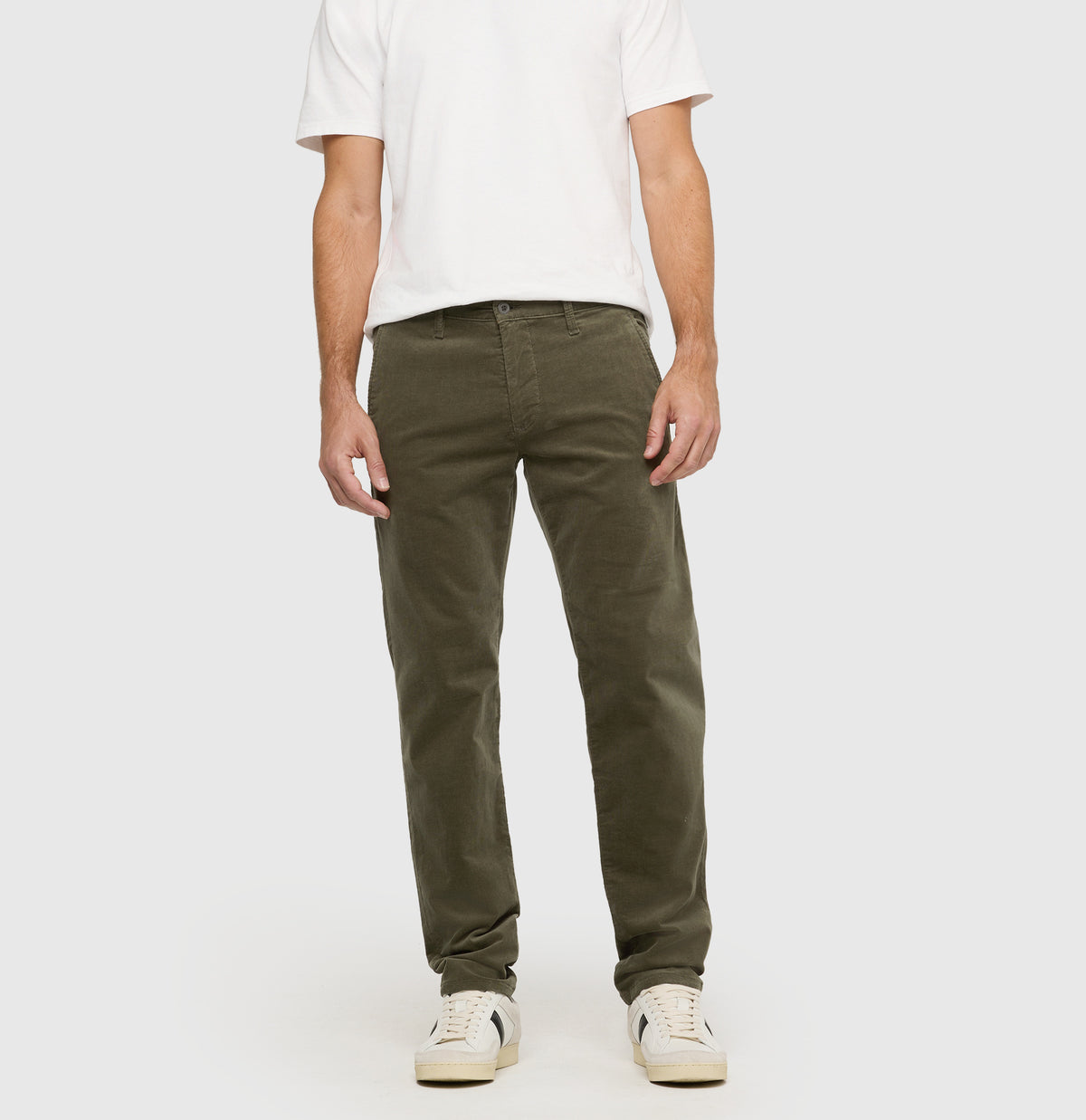 Driver chinos made of soft, fine corduroy. | Driver Pants | leaf green | Side view of model