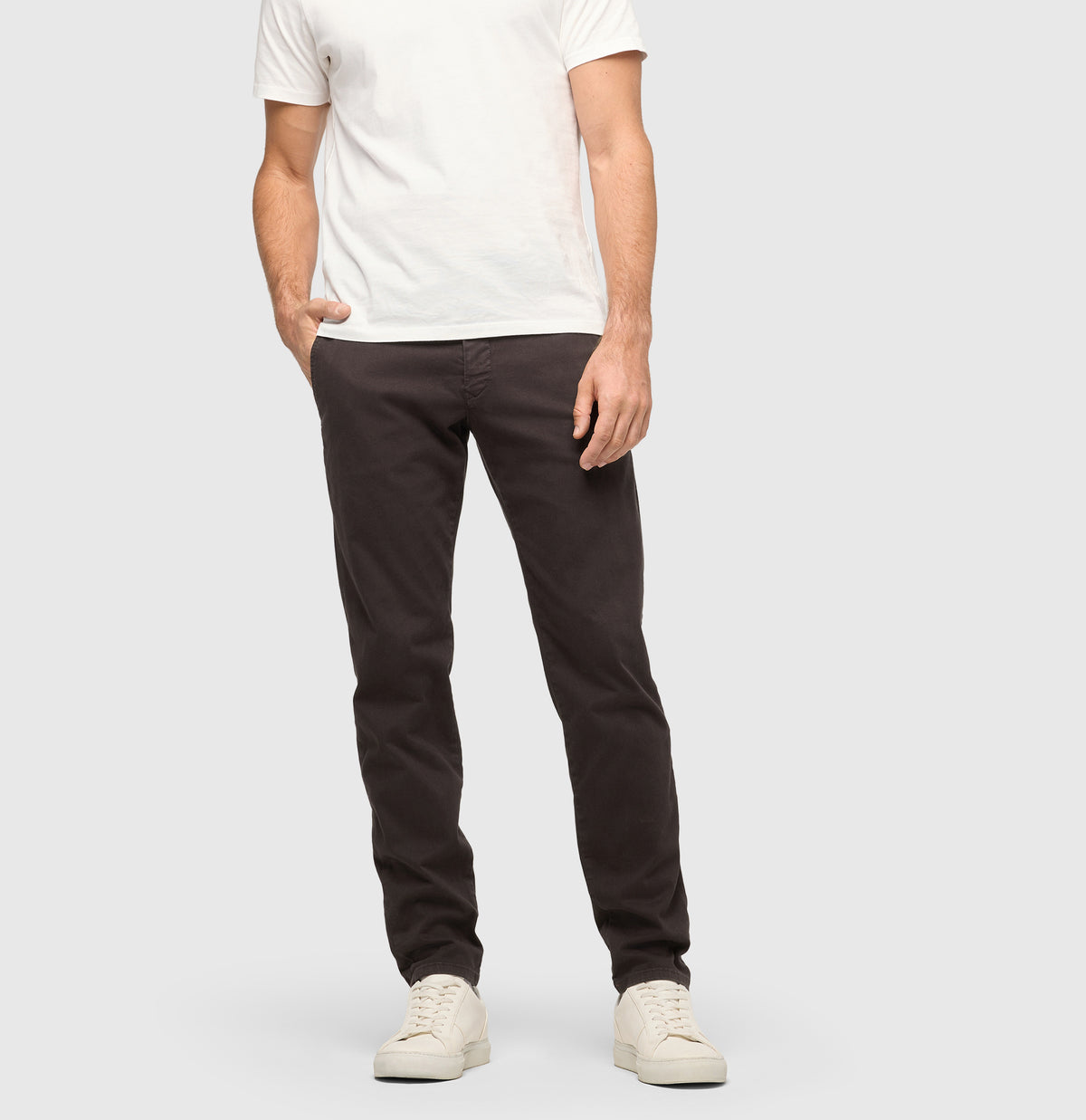 Ultimate driver pants in a chino design. | Driver Pants | deep brown | Front view of model