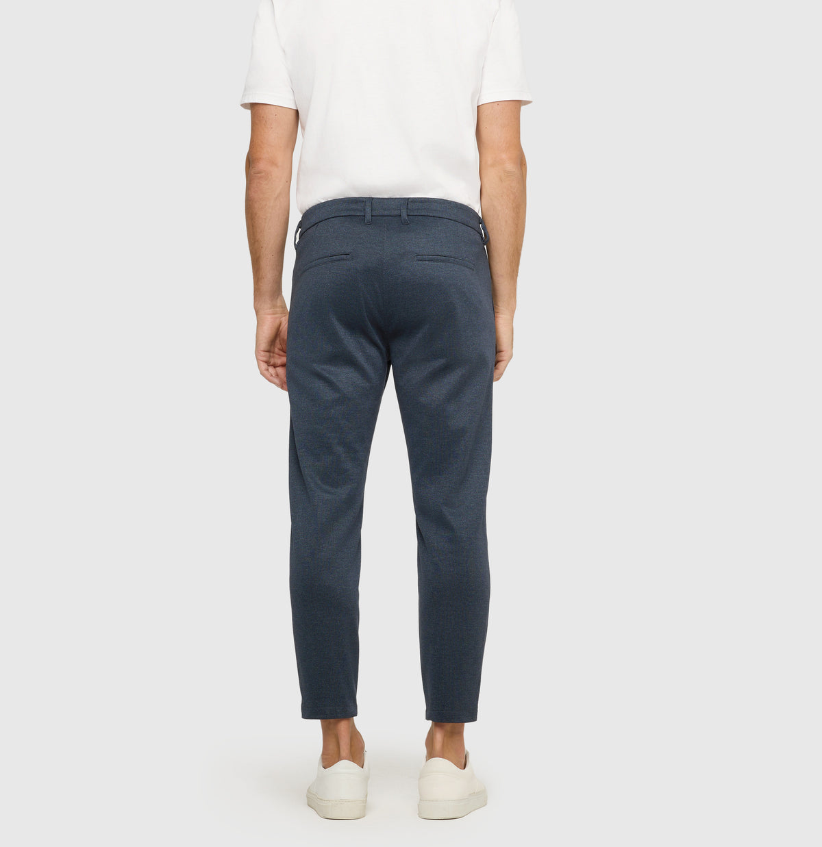 Tapered chino made of printed jersey. | Griffin | sea storm printed | Back view of model