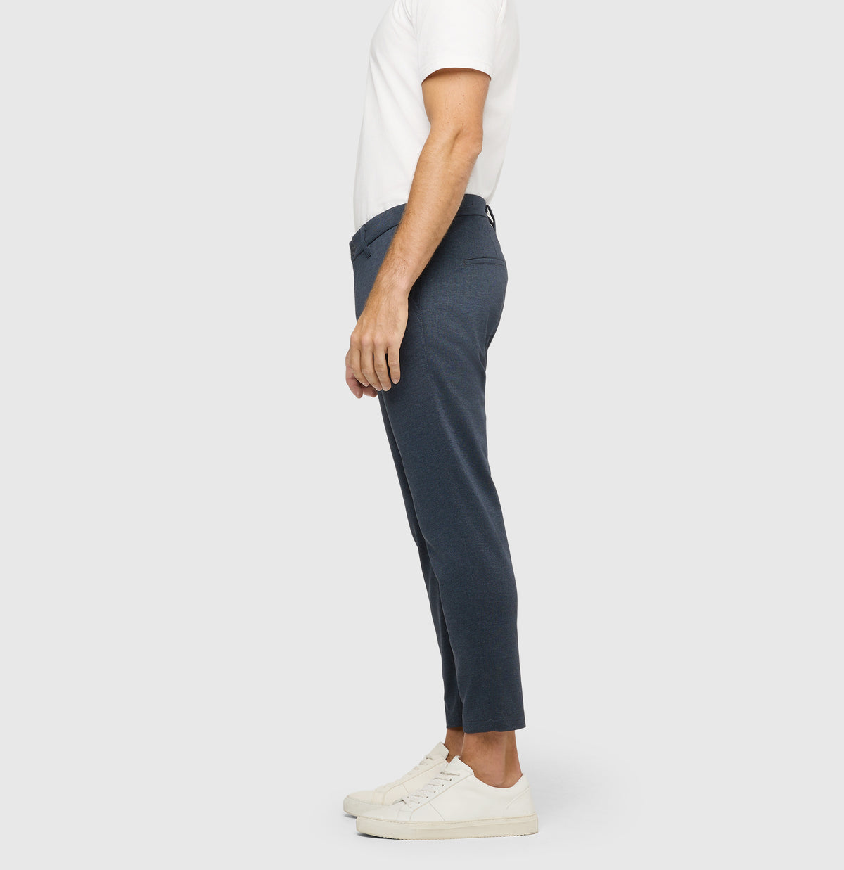 Tapered chino made of printed jersey. | Griffin | sea storm printed | Side view of model