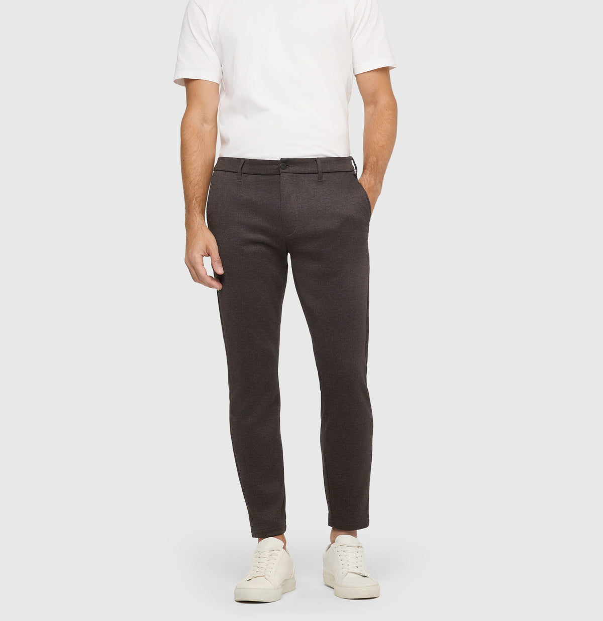 Tapered chino made of printed jersey. | Griffin | hot fudge printed | Front view of model
