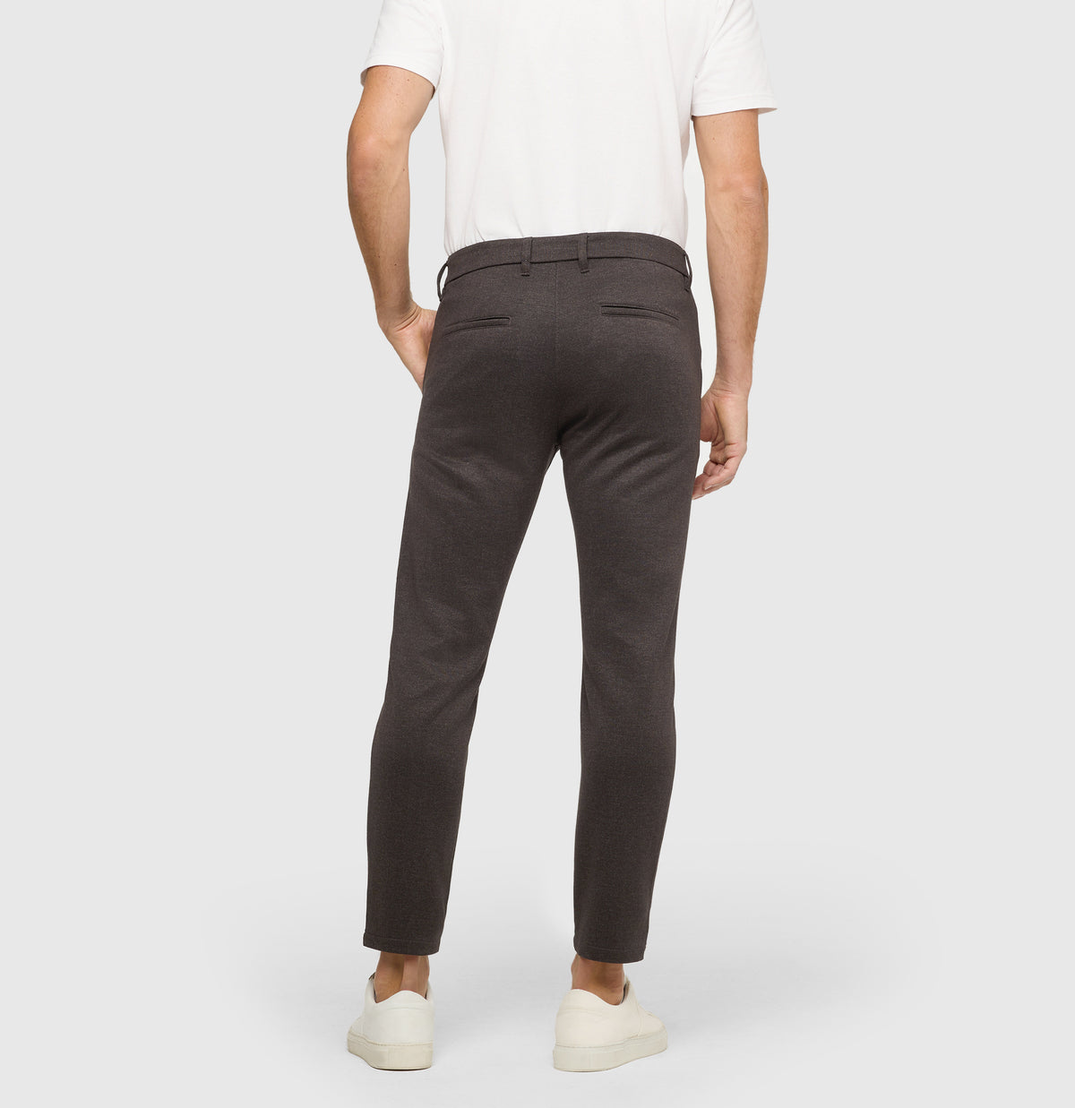 Tapered chino made of printed jersey. | Griffin | hot fudge printed | Back view of model