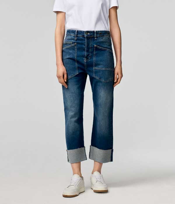 Women’s relaxed fit jeans in mid blue wash featuring a relaxed leg and distinctive patch pocket details.