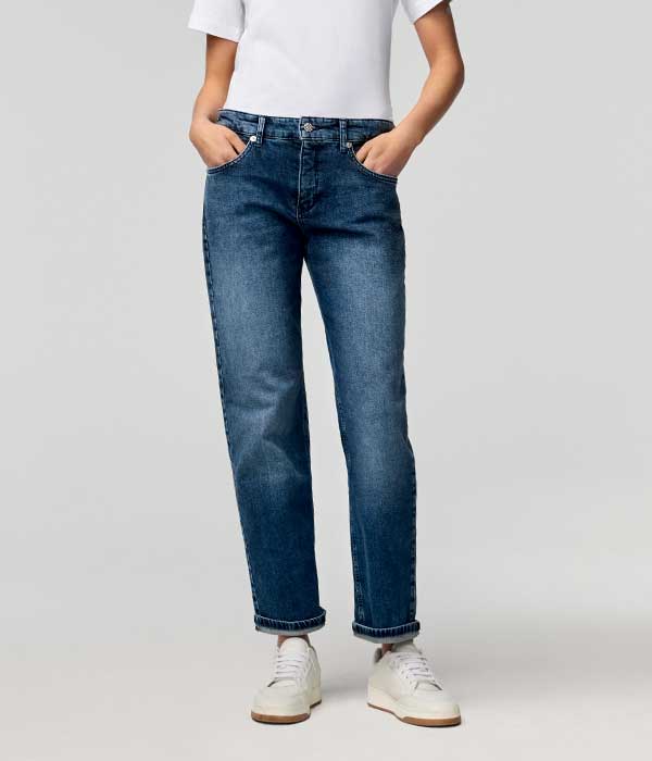 Women’s regular straight jeans in dark indigo wash with a classic straight leg and timeless fit.